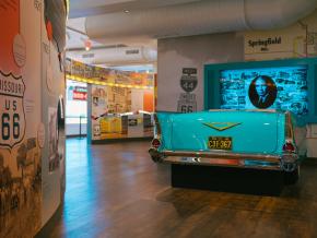 Recuerdos de la Ruta 66 en exhibición en el History Museum en la plaza de Springfield, Misuri