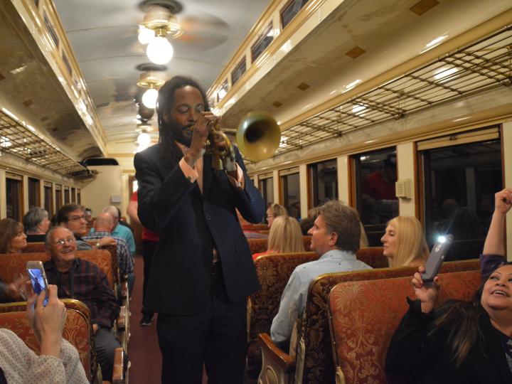 一位艺人在德克萨斯州格雷普韦恩的 Jazz Wine Train 活动上演奏现场音乐