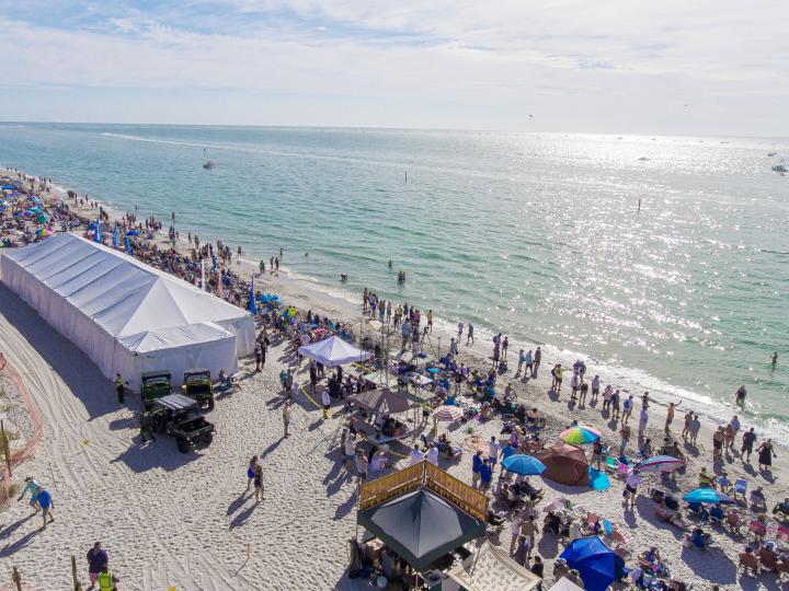 Multitudes disfrutando del Englewood Beach Waterfest en Chadwick Park en Englewood Beach, Florida