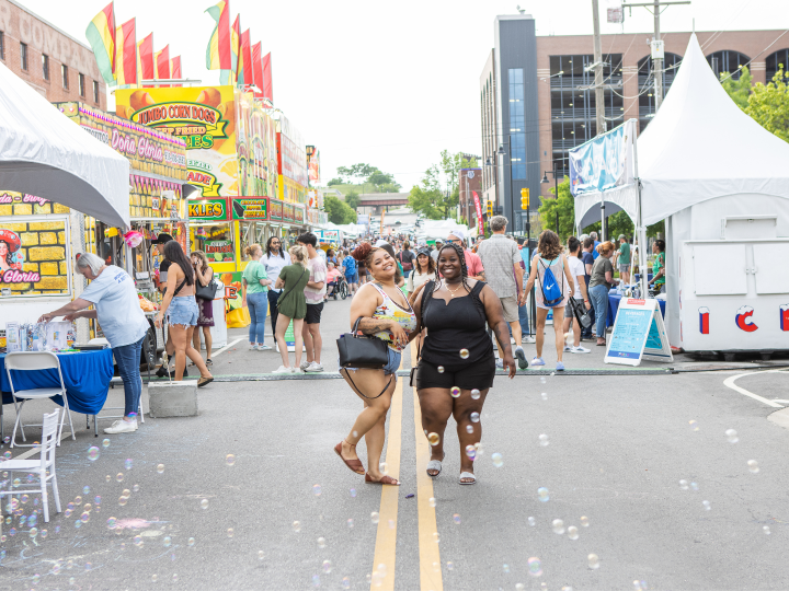 オクラホマ州タルサのタルサ・インターナショナル・メイフェストで露店やお祭り行事を楽しみましょう