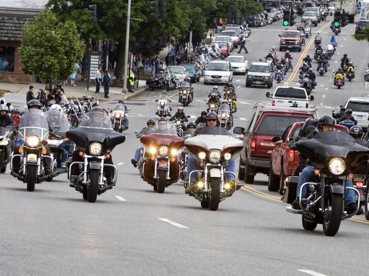 ニューヨーク州レイクジョージで開催されるアメリケード・モーターサイクル・ラリーの期間中、レイク・ジョージ・ビレッジを通り抜けるバイク乗りたちのパレード