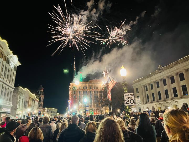 Un espectáculo de fuegos artificiales sobre el centro de Sedalia, Misuri