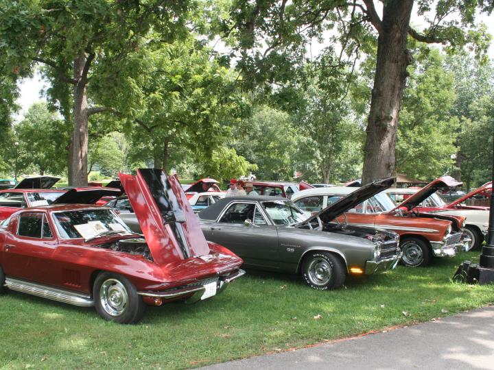 密苏里州奇利科西 Cruise Night and Car Show 车展上的汽车