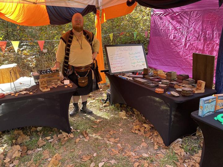 Un proveedor que vende productos en el Central Missouri Renaissance Festival