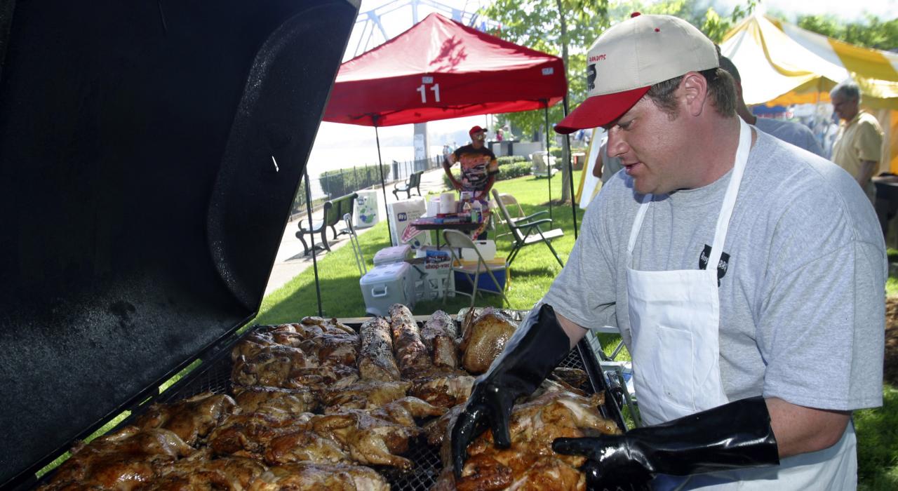 Preparando la barbacoa en el International Bar-B-Q Festival en Owensboro, Kentucky