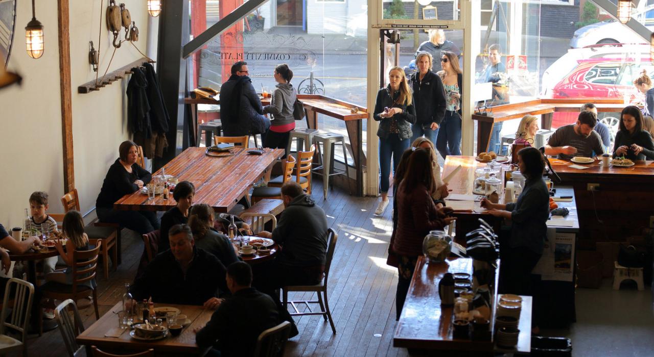 在俄勒冈州麦克明维尔的 Community Plate 餐厅用餐