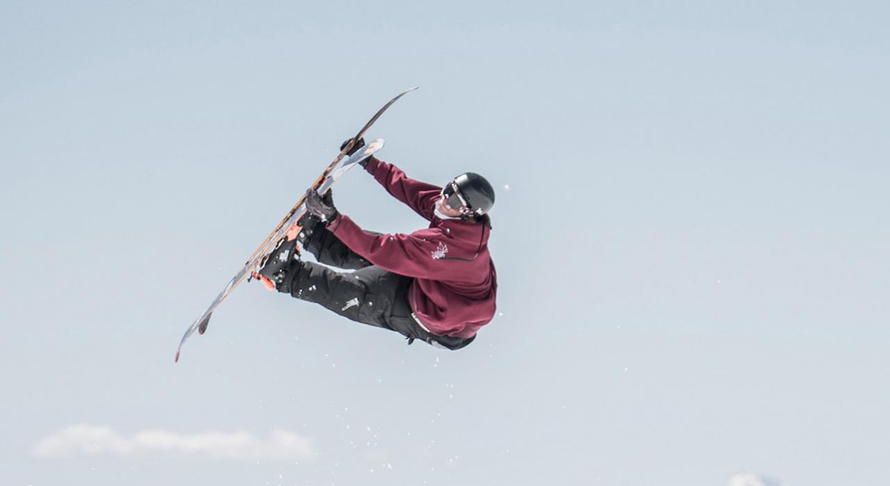 Snowboarder im Skigebiet an der Timberline Lodge am Mount Hood