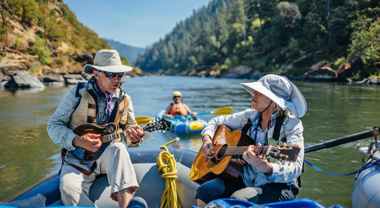 在俄勒冈州的罗格河上伴着音乐来一场白水漂流之旅