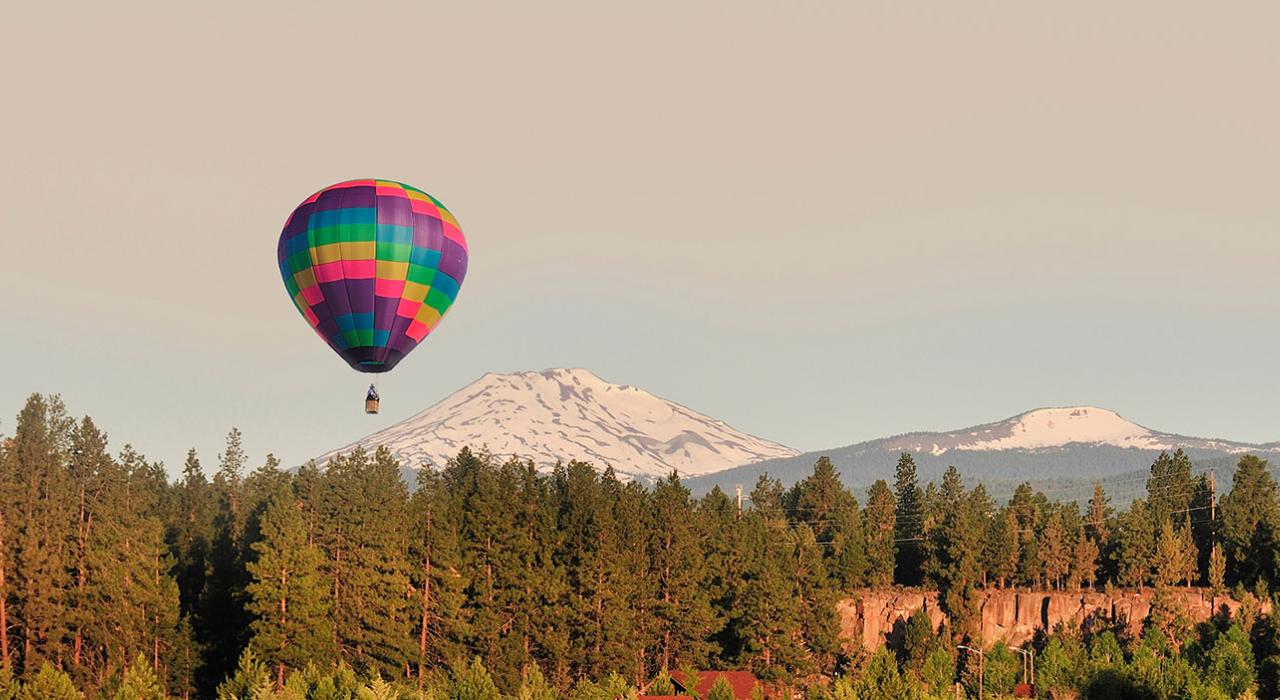 Hot air balloon tour with mountain views over Bend, Oregon