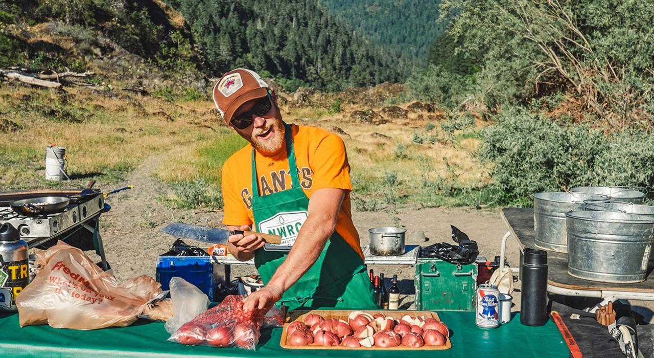 Frisch zubereitete Mahlzeiten bei einem „Glamping“-Ausflug am Rogue River in Oregon