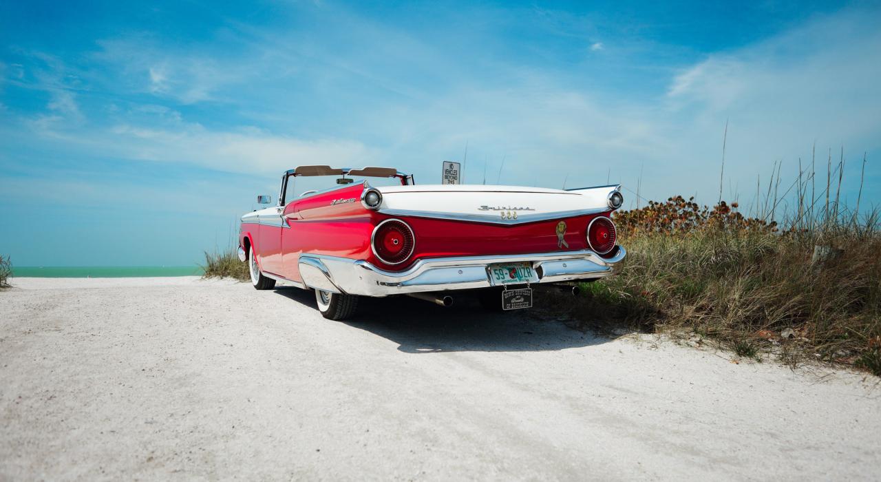 爽やかな一日となった青空とヴィンテージカーフロリダ州のセントピート／クリアウォーター