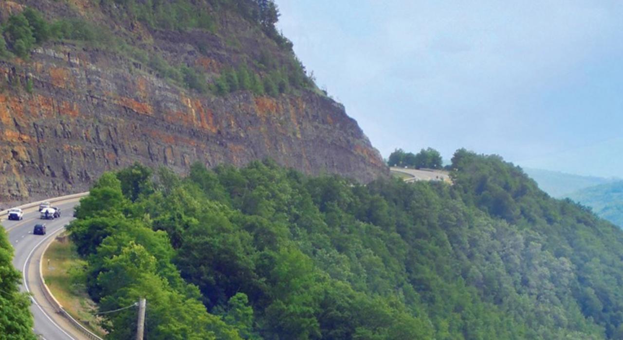 沿着北宾夕法尼亚州 6 号公路的山区公路一路行驶