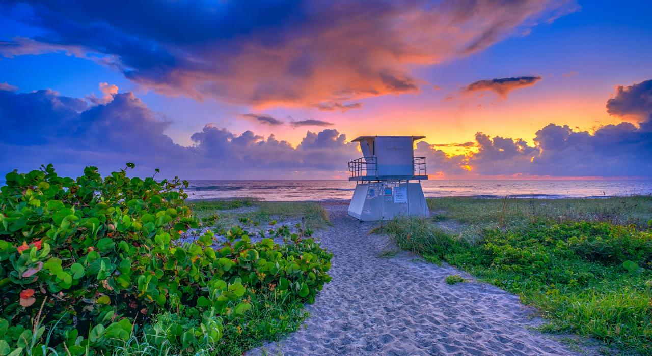 El colorido amanecer crea una hermosa mañana en Hobe Sound