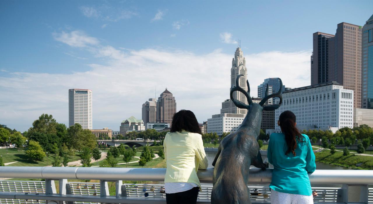 Posando con una escultura en el Bicentennial Park de Columbus, Ohio