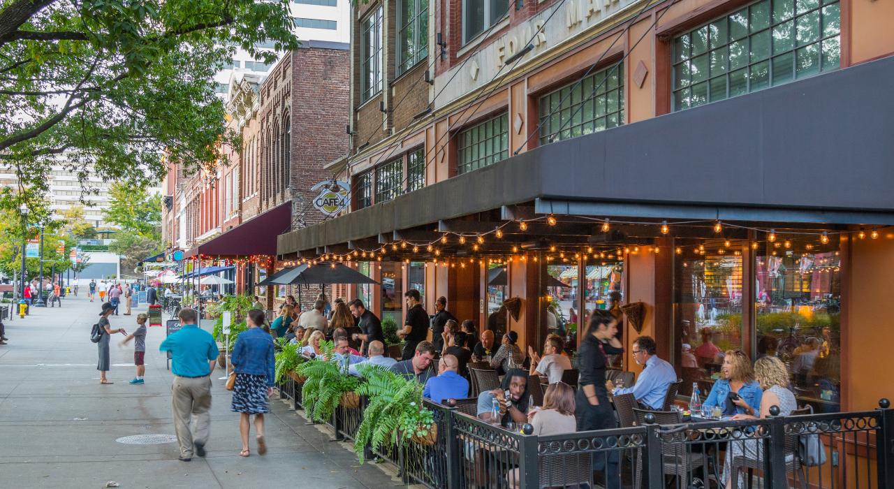 Comiendo al aire libre en Market Square