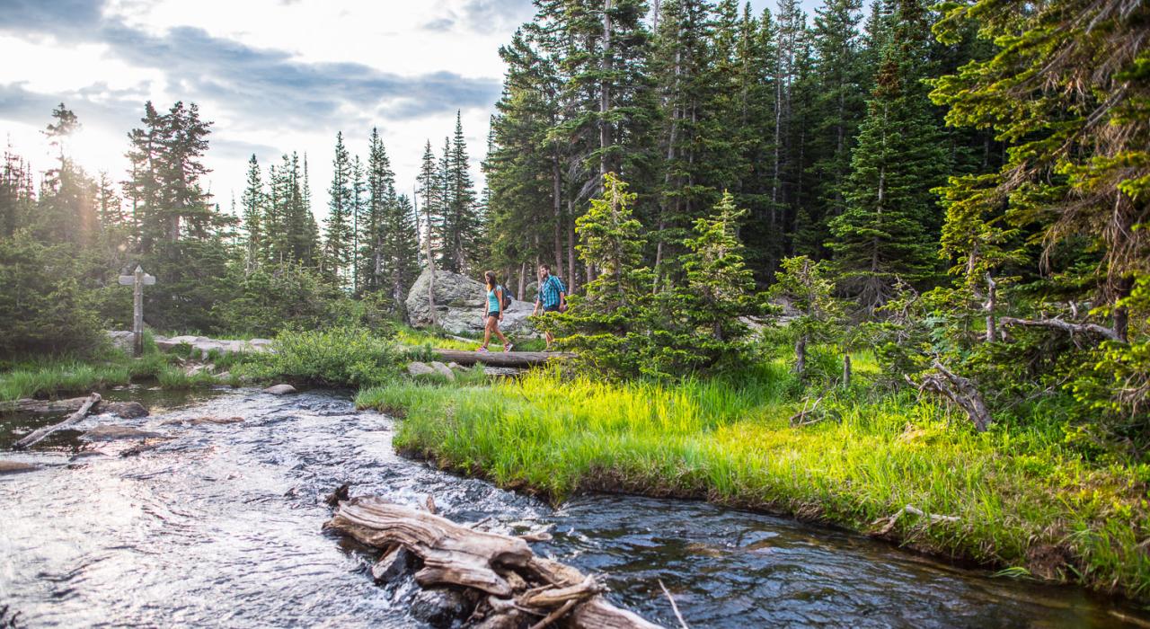一对情侣徒步穿越原生态的科罗拉多州荒野