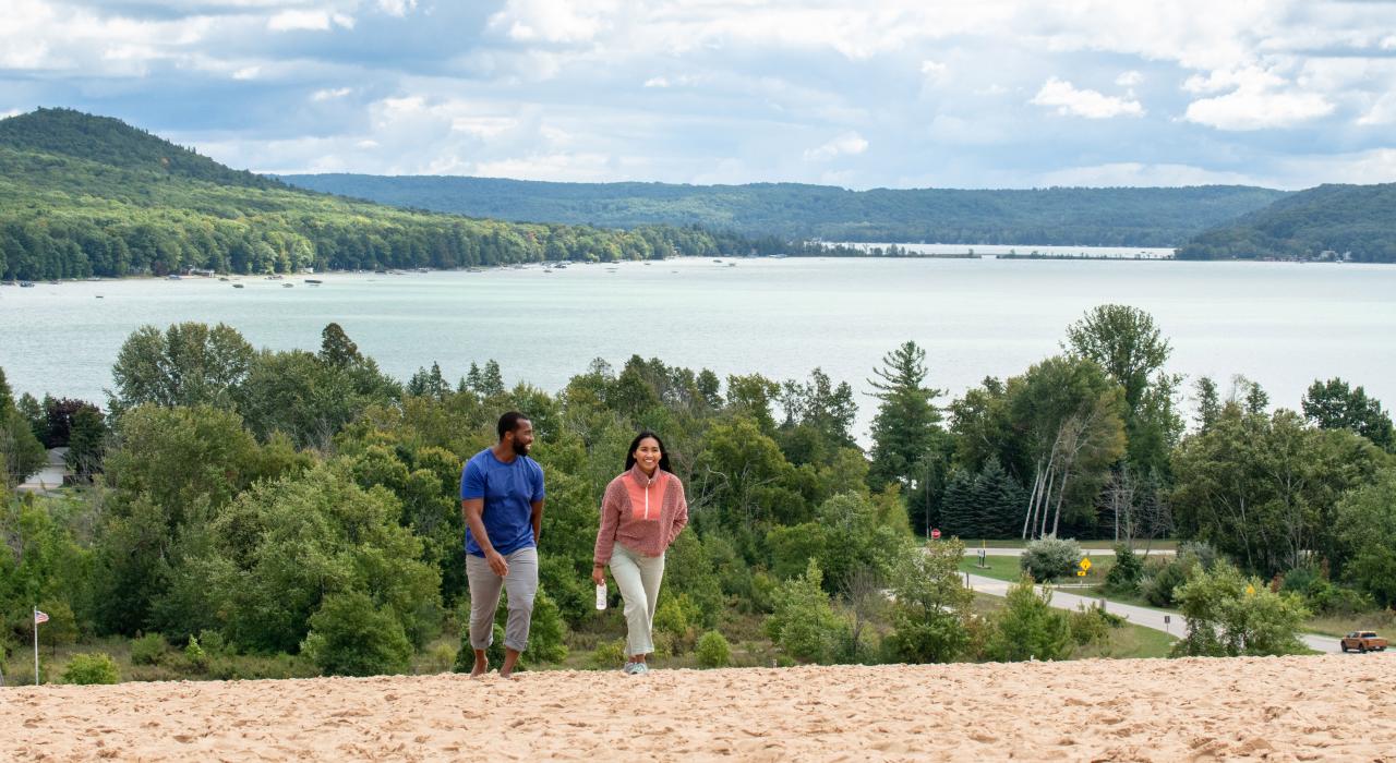 ミシガン州トラバースシティの近郊にあるスリーピングベアー砂丘国立湖岸公園を散策