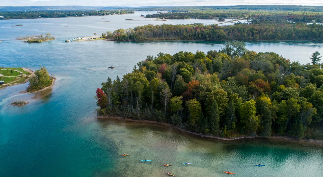 在密西根州苏圣玛丽附近的 Rotary Island Park 公园划皮划艇