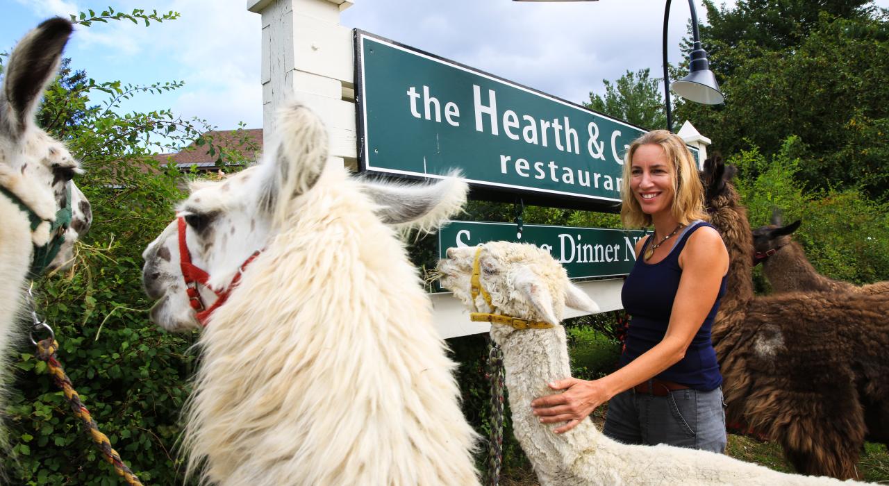 バーモント州のスマグラーズノッチリゾートでリャマとハイキング 