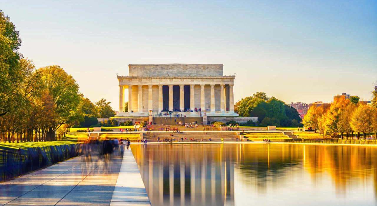 Serene Reflecting Pool stroll in the Lincoln Memorial shadow 