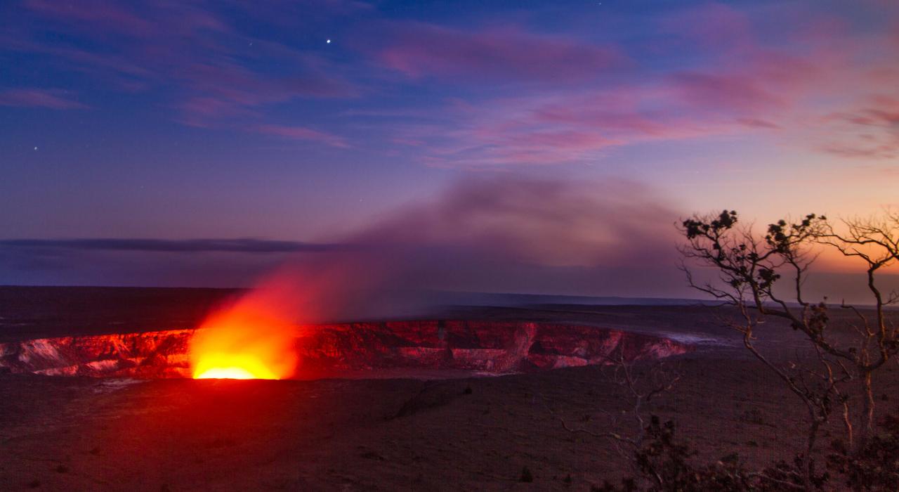 Kīlauea Caldera, ativo e em chamas com um persistente e poderoso brilho