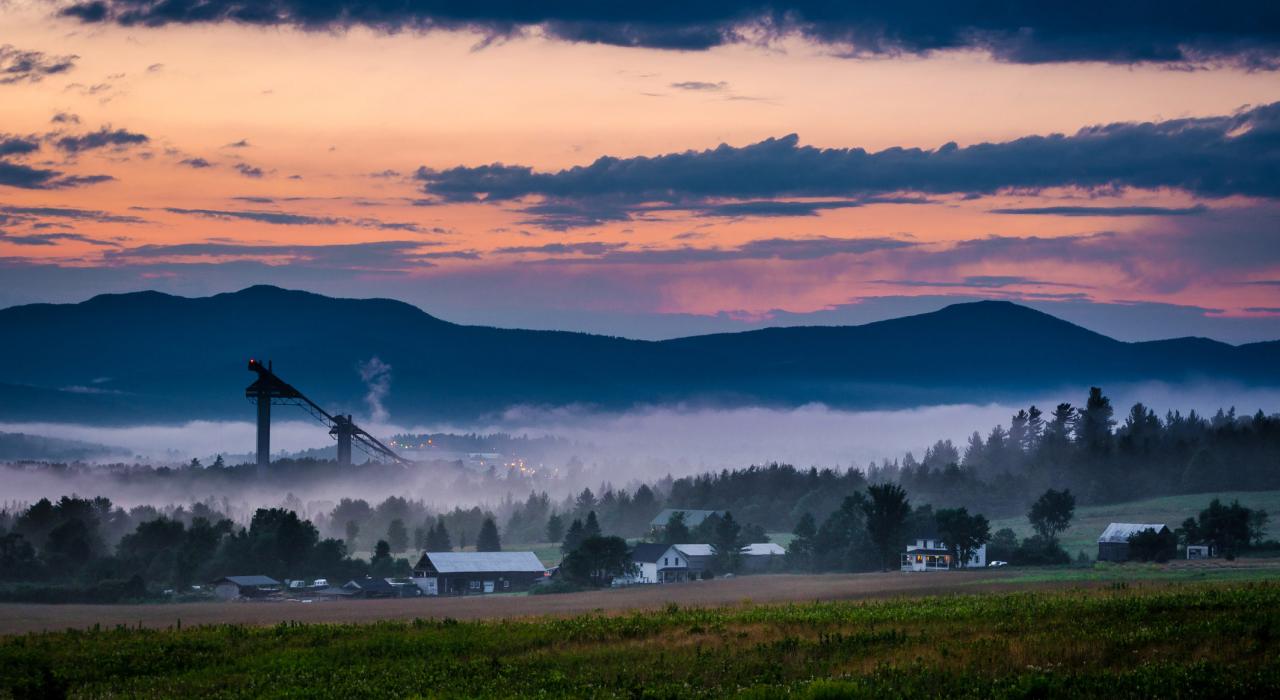 日落时分的普莱西德湖及其背后的阿迪朗达克山脉