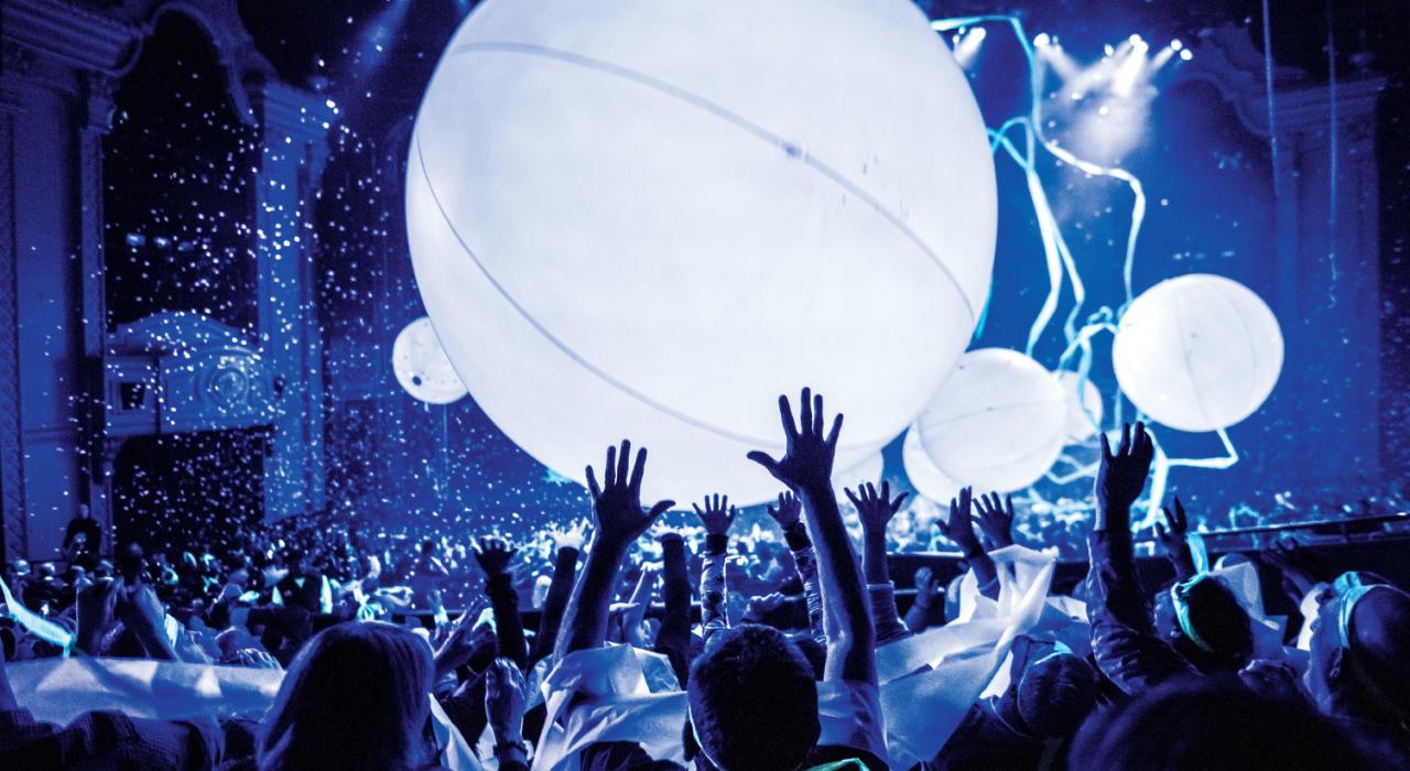 ブルーマングループのシカゴ公演で、一体感あふれるダイナミックなショーを満喫