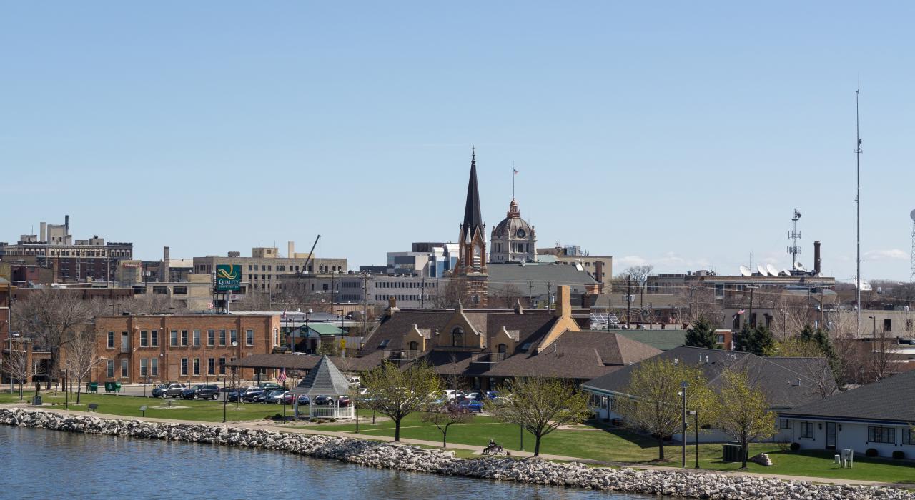 Vista del centro de Green Bay desde el Tilleman Bridge