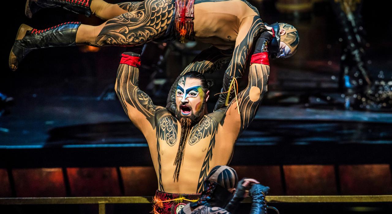 主弓箭手以其庞大的体形和雄厚的实力，向一名长枪手展现他的权威。