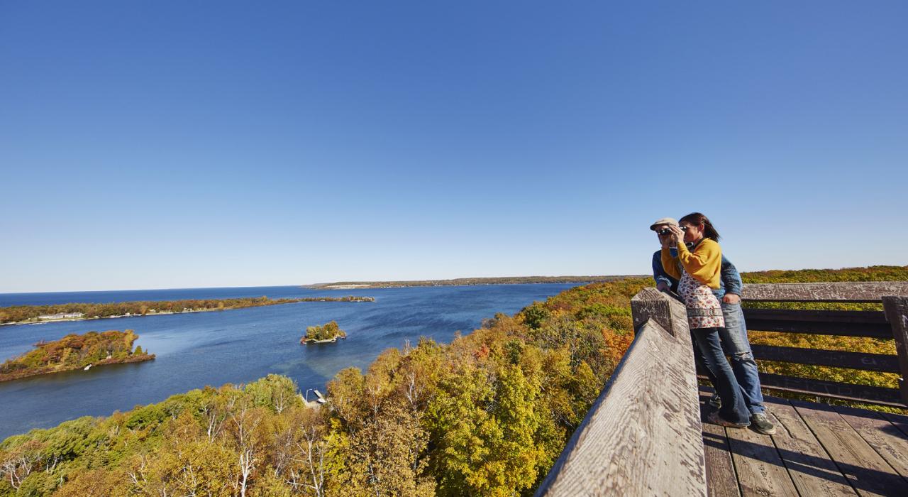 Disfrutando de la vista desde la torre de observación del Potawatomi State Park