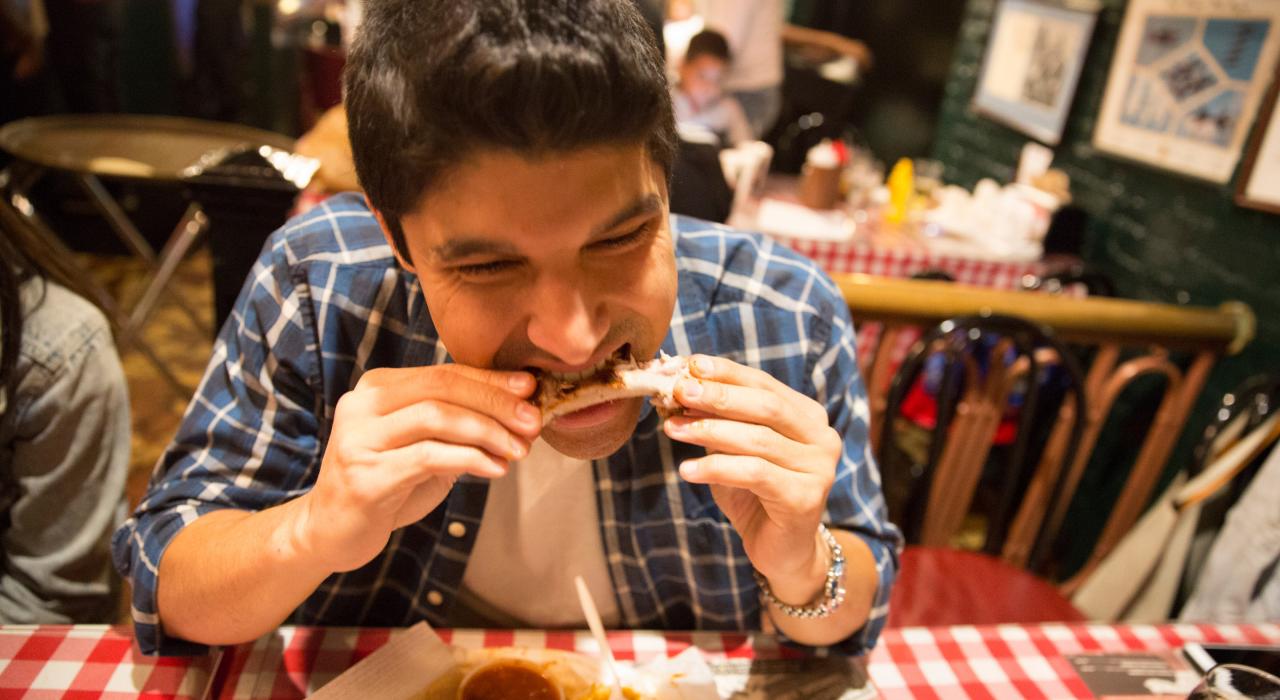 Costillas estilo Memphis de clase mundial en el Charlie Vergos' Rendezvous, una institución de Memphis