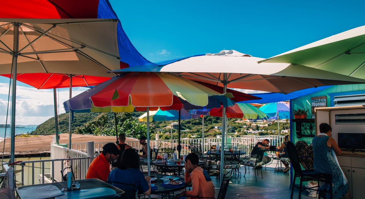 Comiendo al aire libre en Las Vistas Café en Fajardo