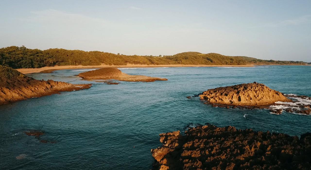 The rocky oceanfront scenery around Cueva de las Golondrinas