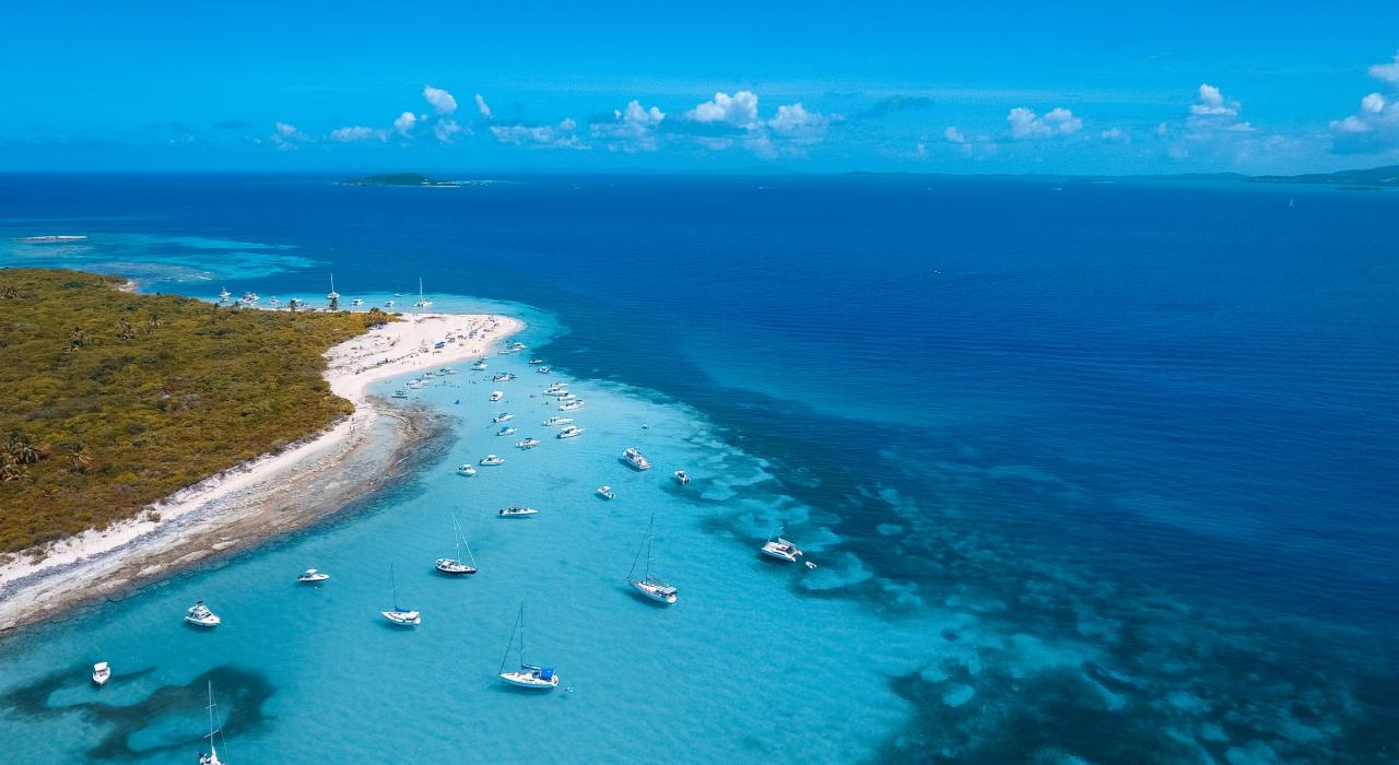 Veleros a lo largo de la costa de Cayo Icacos, parte de la Cordillera Nature Reserve