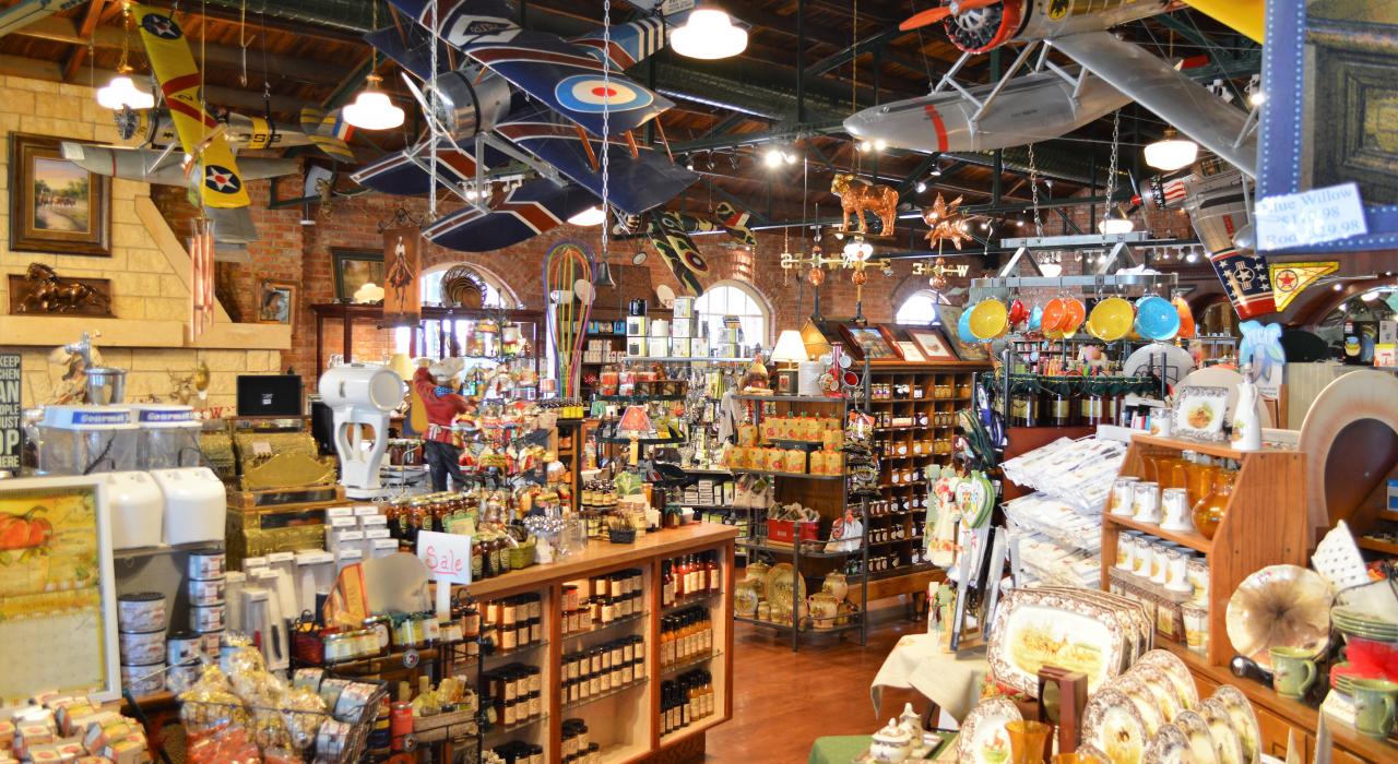 歴史を感じさせるコンチョアベニューにある雑貨店