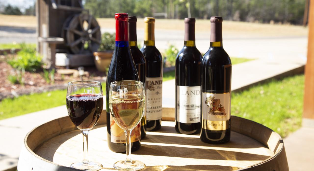 Una variedad de vinos para probar en Landry Vineyards en West Monroe, Luisiana