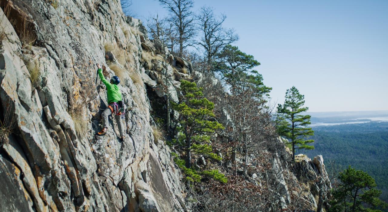 Escalando en el Pinnacle Mountain State Park cerca de Little Rock, Arkansas