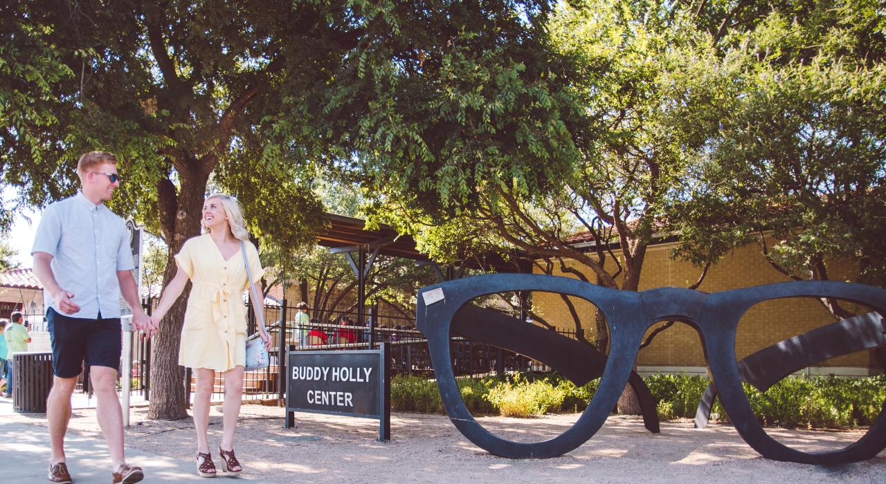 バディ・ホリー・センターの外に置かれた、シンガーの象徴となっている風変わりな眼鏡の彫刻