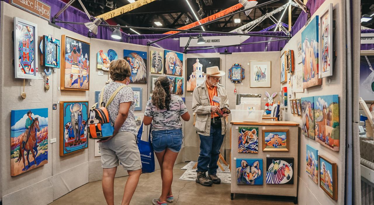 毎年恒例のラボック・アート・フェスティバルで地元のアートを見て回る人々