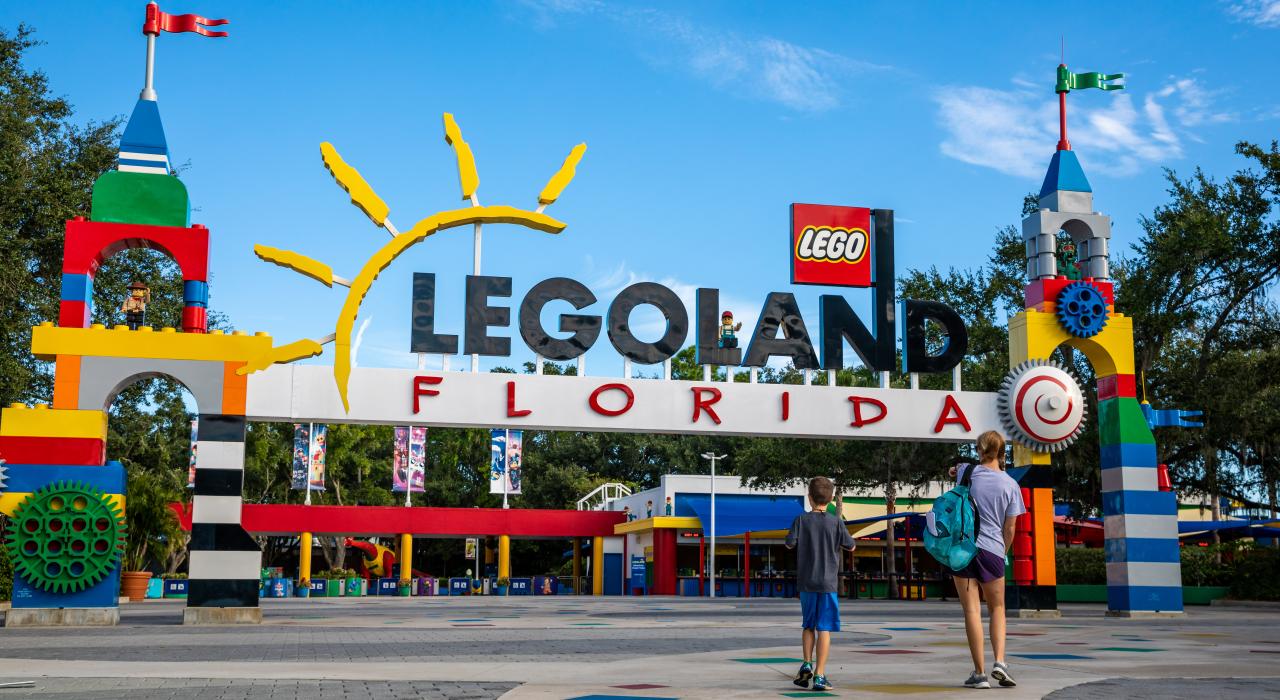La colorida entrada del LEGOLAND Florida Resort en Winter Haven recibe a los visitantes
