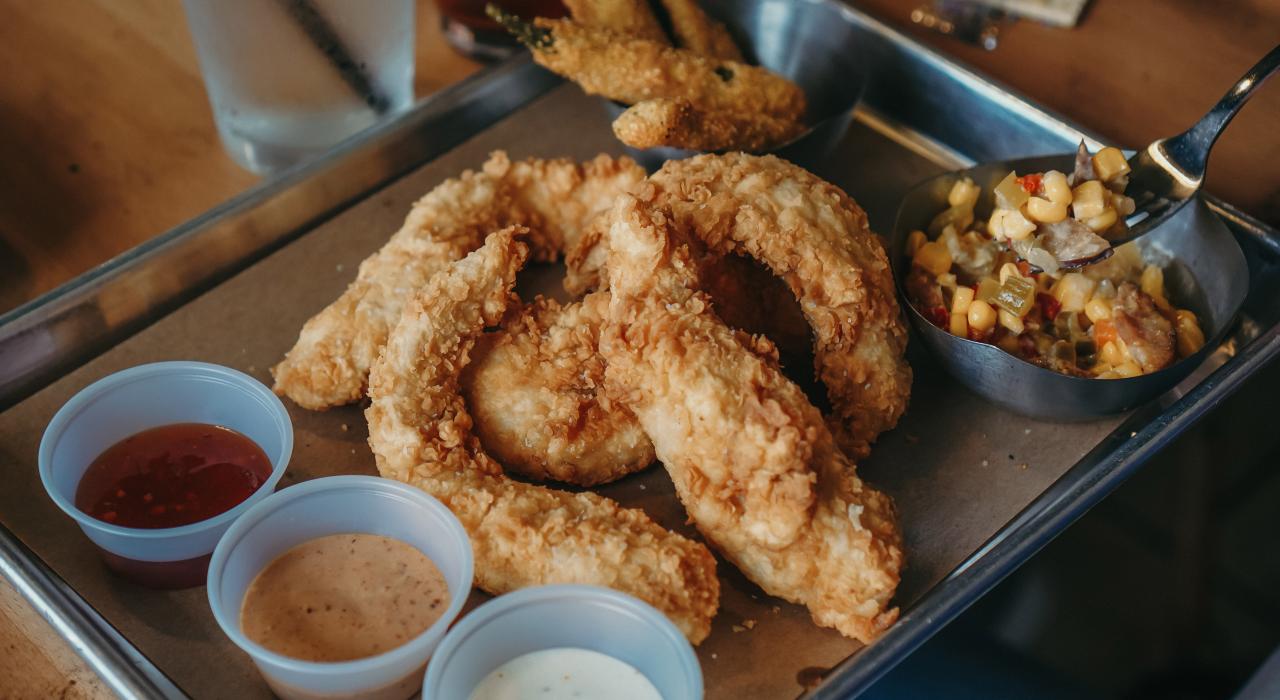 伝説的なフライドチキンを提供する地元のレストラン、ダークス