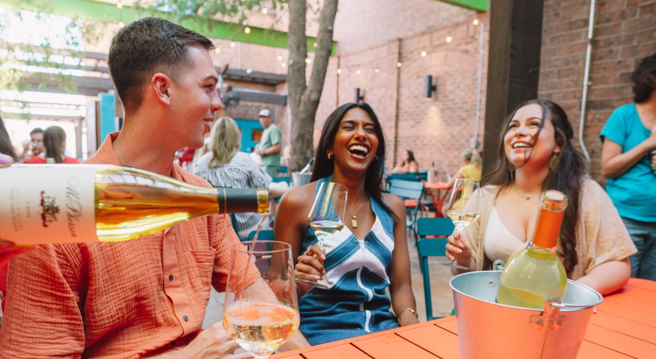 マクファーソンセラーズのパティオで地元産ワインを楽しむ人々