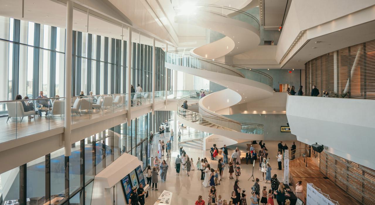 ブロードウェイの公演や巡回公演を行う最新の設備を備えたバディ・ホリー・ホール