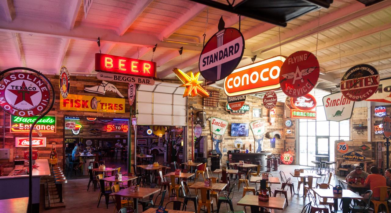 アメリカのノスタルジアを感じさせる、歴史に名高い地元のレストランとライブ会場のクックスガレージ