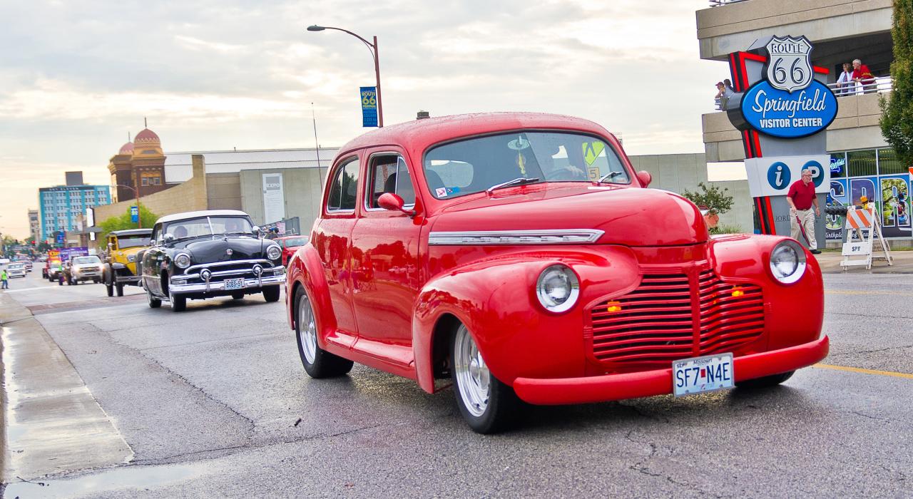 Los autos clásicos recorren las calles de Springfield, Misuri, durante el Route 66 Parade anual