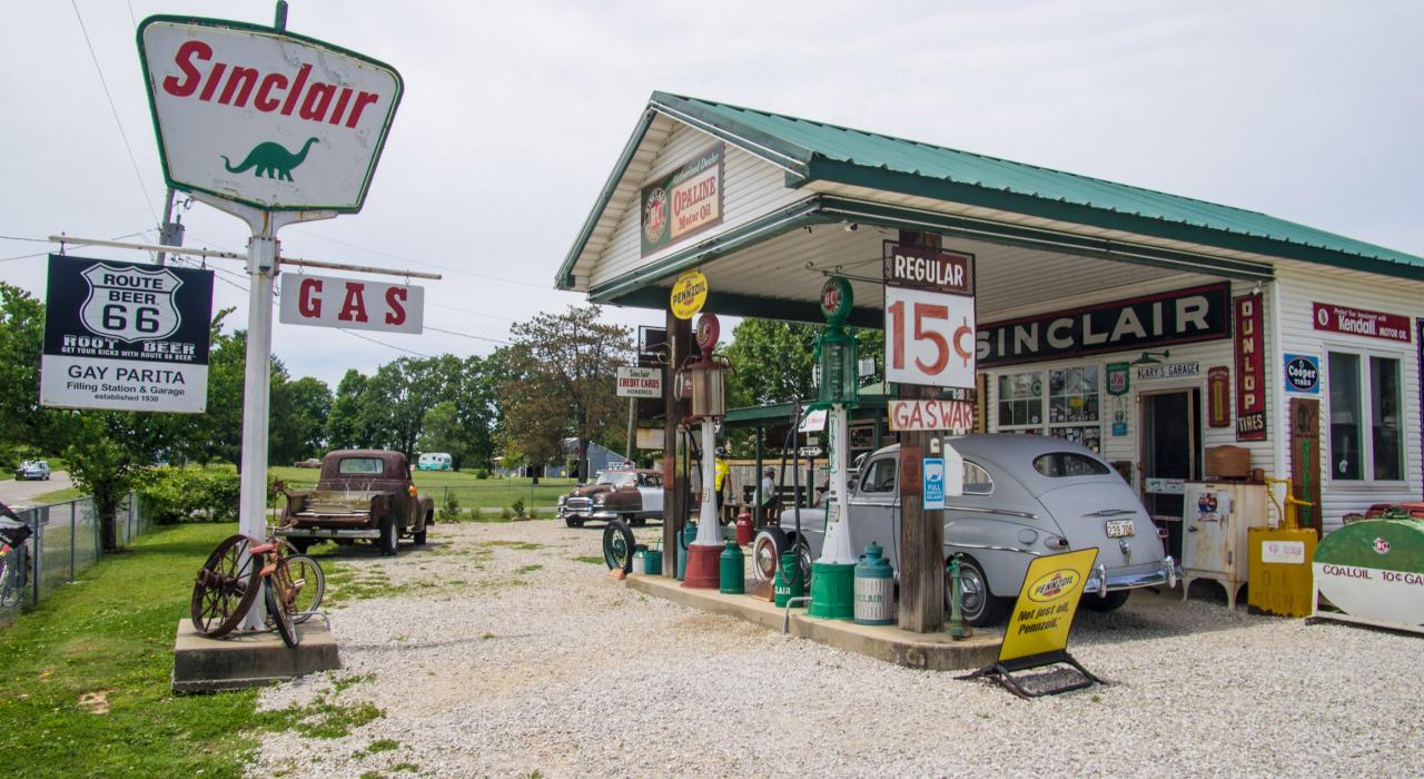 Recuerdos de la Ruta 66 en exhibición en Gary's Gay Parita cerca de Springfield, Misuri