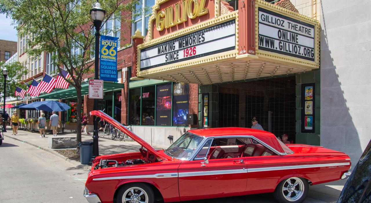 Un auto deportivo retro fuera del histórico Gillioz Theatre en Springfield, Misuri